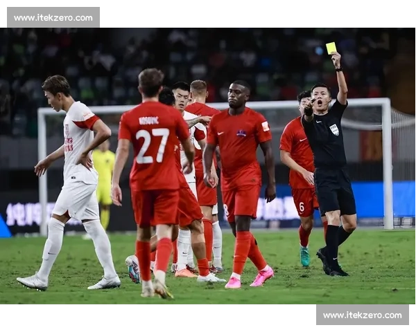 裁判风波引发热议 球迷与专家对裁判判罚意见分歧